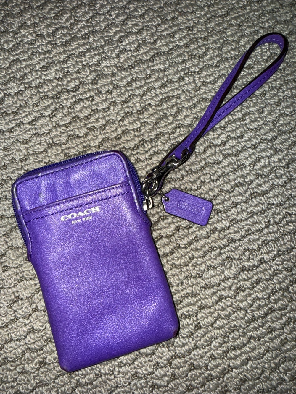 Coach Legacy 62808 Purple
Ultraviolet Phone Wristlet